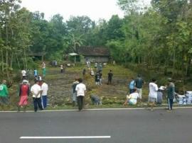 Warga Dusun Warung Gedangrejo Membangun Masjid Secara Swadaya